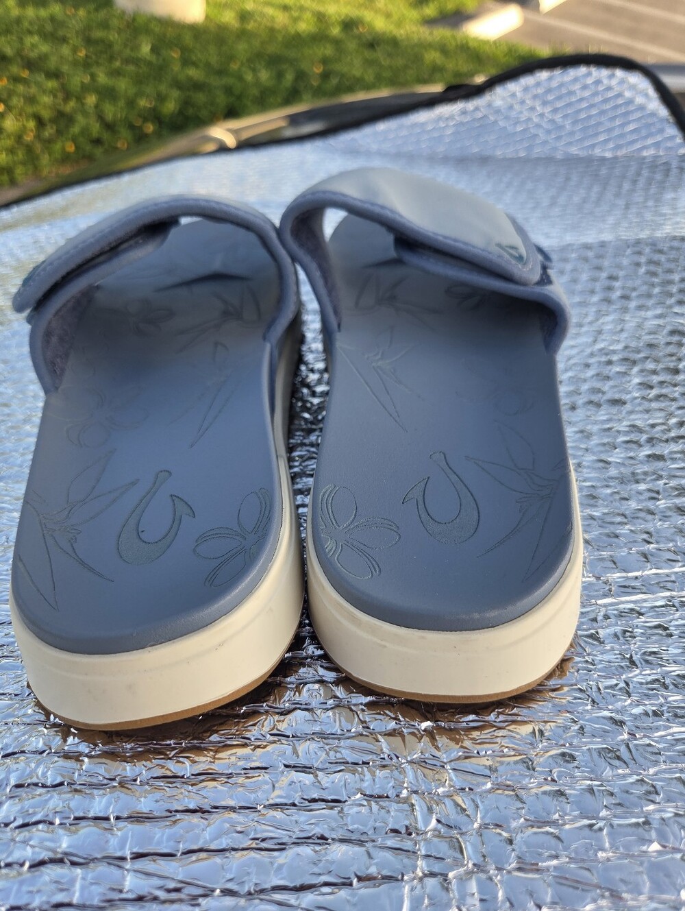 Olukai Nu'a Olu Women's Slide Sandals With Embossed Floral Footbed View 4